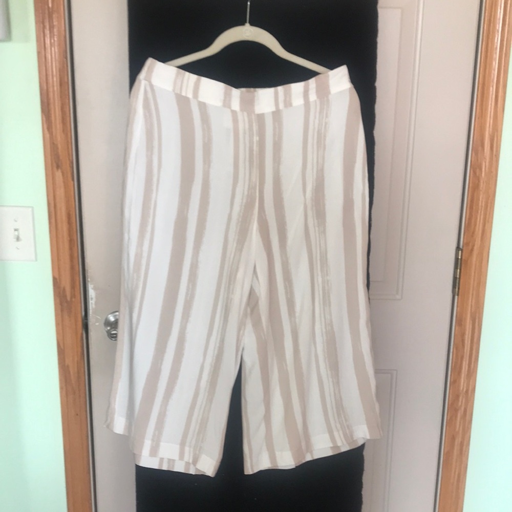 Chicos flowing summer crop gaucho/Culottes.